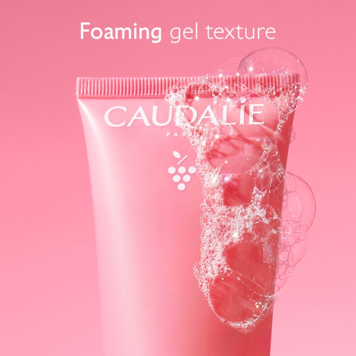Caudalie Vinohydra Moisturizing Cleansing Gel 150 ml puhdistusgeeli vaahtoaa vaaleanpunaisen tuubin pinnalla.