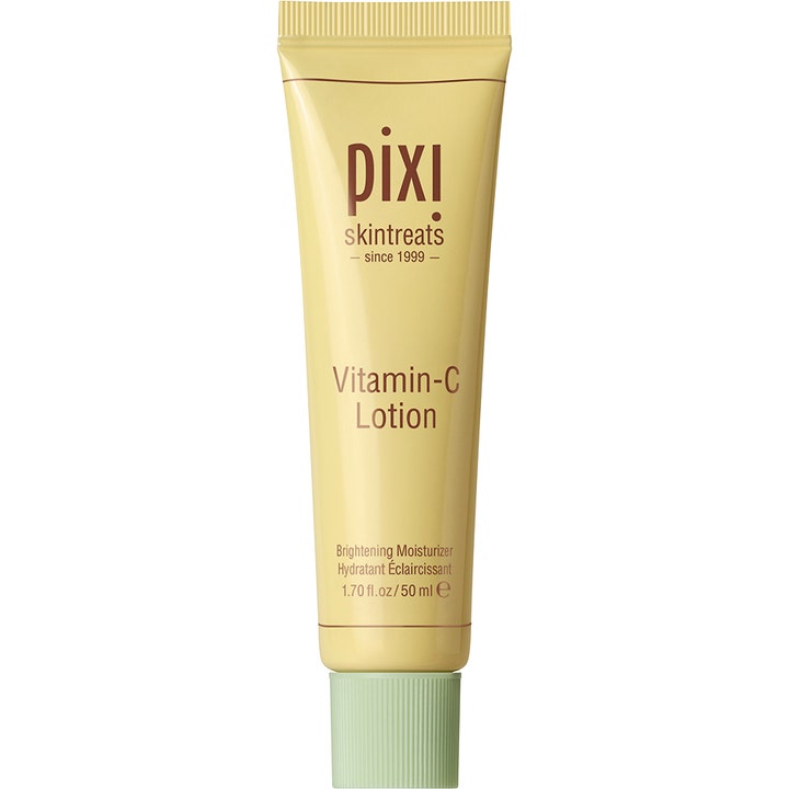 Pixi Vitamin-C Lotion 50 ml kirkastava kasvovoide keltaisessa tuubissa jossa on vaaleanvihreä korkki