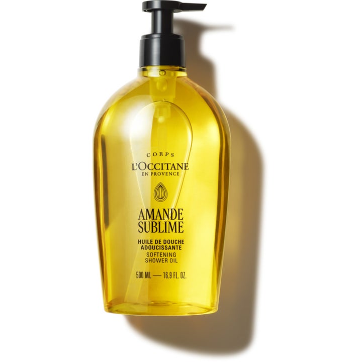 L'Occitane Amande Sublime 500 ml pehmentävä suihkuöljy keltaisessa pumppupullossa puhdistaa hellävaraisesti.