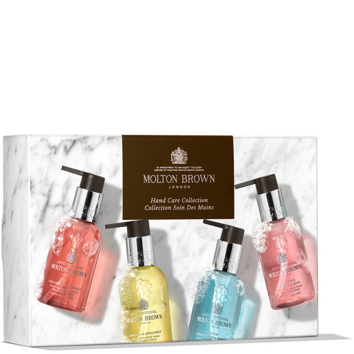 Molton Brown Hand Quad 400 ml ylellinen lahjasetti sisältää neljä värikästä käsisaippuaa marmorikuvioisessa rasiassa.