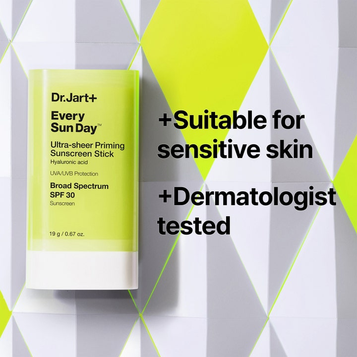 Dr.Jart+ Every Sun Day 19 g aurinkosuojapuikko SPF 30 herkälle iholle keltaisessa pakkauksessa.