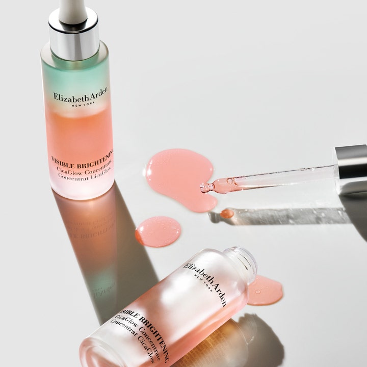 Elizabeth Arden Visible Brightening CicaGlow 30 ml kirkastava seerumi ja vaaleanpunaista koostumusta.