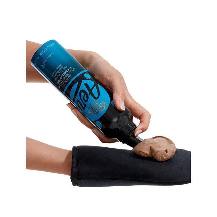 Bondi Sands 1 Hour Express 225 ml itseruskettava vaahto annosteltuna ruskeana vaahtona mustalle levityskintaalle.