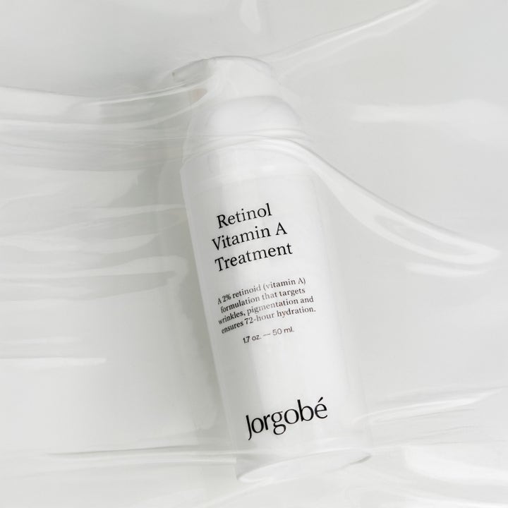 Jorgobé Retinol Vitamin A Treatment 50 ml silottava seerumi valkoisessa pullossa aaltoilevan kalvon takana.
