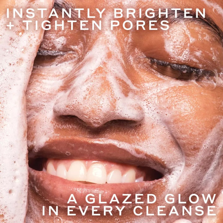 Ole Henriksen Truth Peach Cleanser 148 ml kirkastava puhdistusgeeli vaahtona iholla supistaa ihohuokosia.