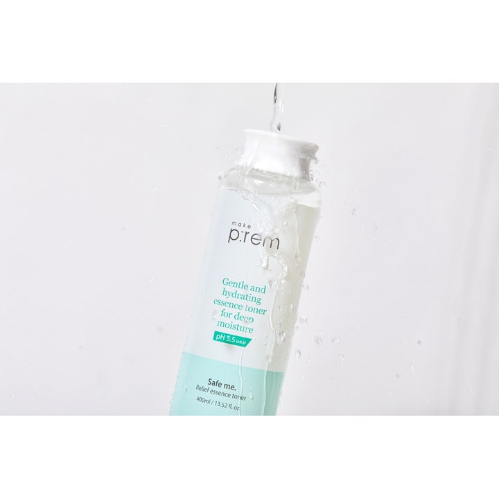 Make Prem Safe Me Relief Essence Toner 400 ml kosteuttava kasvovesi läpinäkyvässä pullossa vesiroiskeiden kera.
