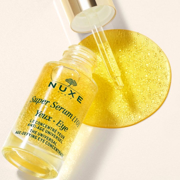 Nuxe Super Serum [10] Eye 15 ml silmänympärysseerumi häivyttää ikääntymisen merkkejä kultaisilla mikrohelmillä.