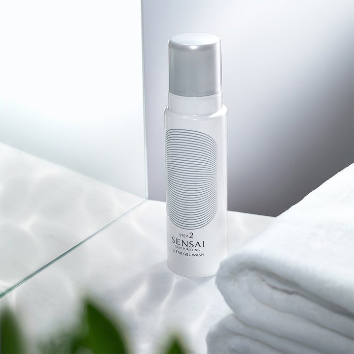 Sensai Silky Purifying Clear Gel Wash 145 ml puhdistusgeeli valkoisessa pullossa kylpyhuoneessa