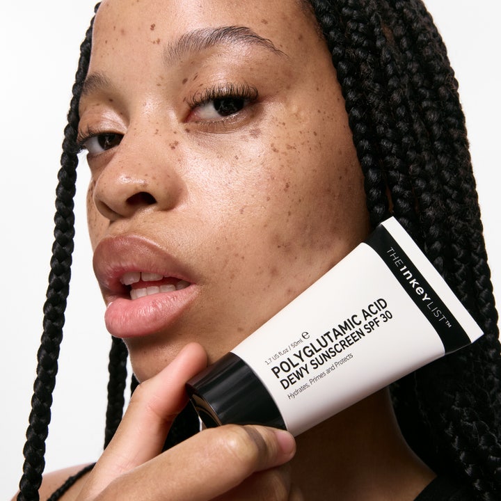 The INKEY List Polyglutamic Acid Dewy Sunscreen SPF30 50 ml kosteuttava aurinkovoide mallin kasvoilla
