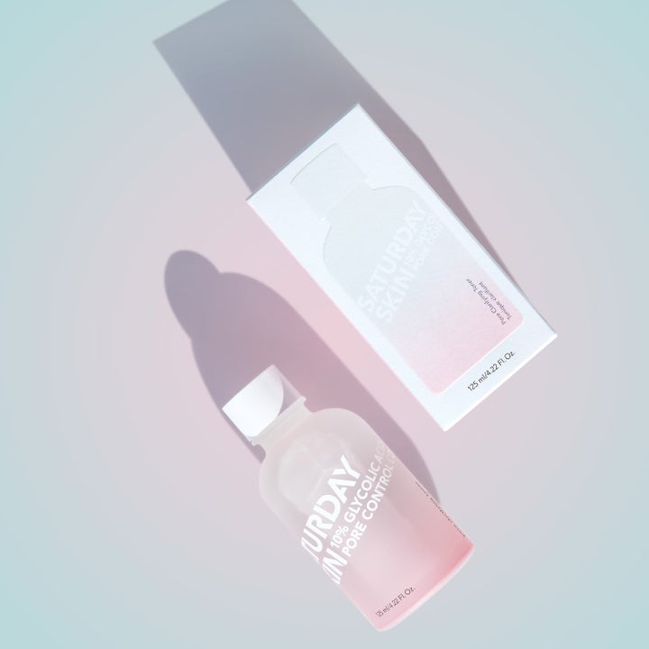 Saturday Skin Pore Clarifying Toner 125 ml puhdistava kasvovesi huurretussa vaaleanpunaisessa pullossa.