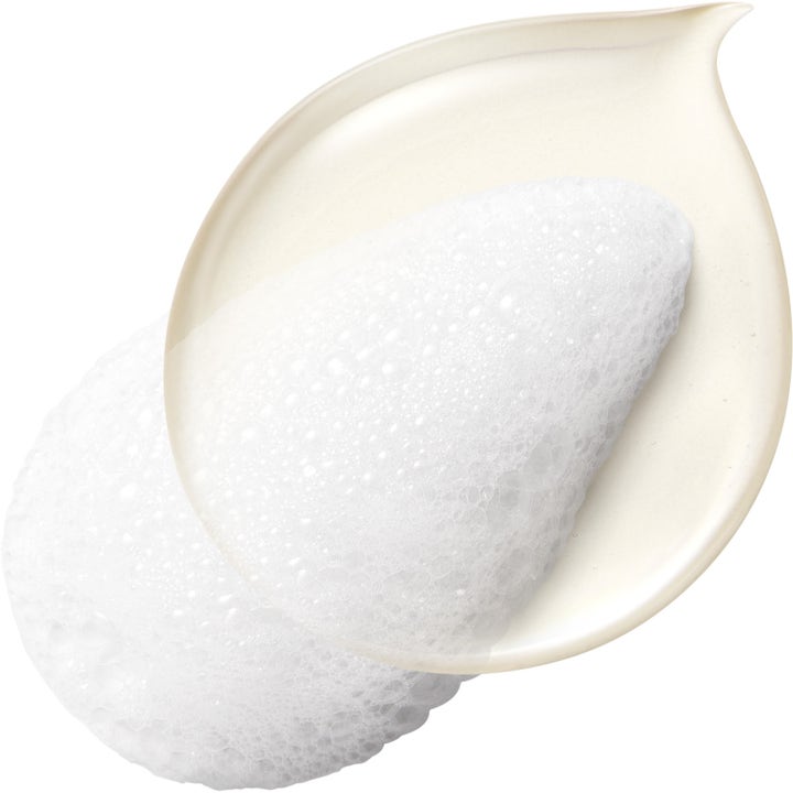Make Prem Safe Me Oil To Foam Cleanser 200 ml puhdistusöljy, jossa on öljyinen ja ilmava valkoinen vaahtokoostumus