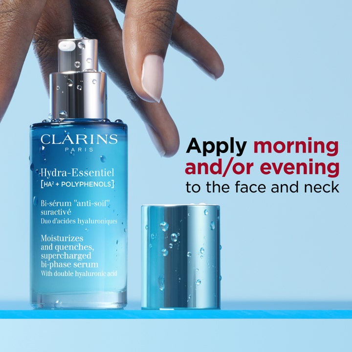 Clarins Hydra-Essentiel 30 ml kosteuttava seerumi sinisessä lasipullossa vesipisaroilla. Käytä aamuin ja illoin.