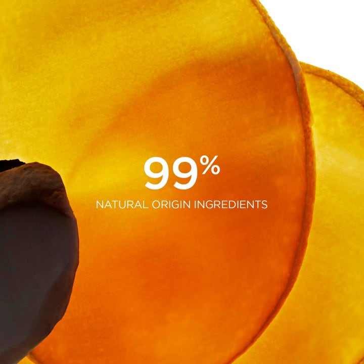Clarins Comfort Scrub Nourishing Oil Scrub 50 ml ravitseva kasvokuorinta sisältää 99 % luonnollisia ainesosia.