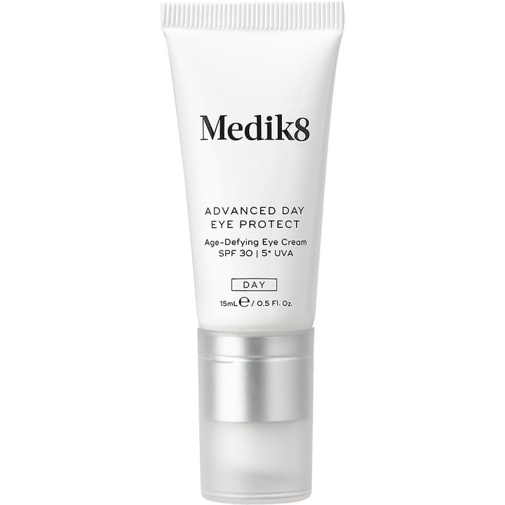 Medik8 Advanced Day Eye Protect 15 ml aurinkosuojallinen silmänympärysvoide valkoisessa tuubissa.