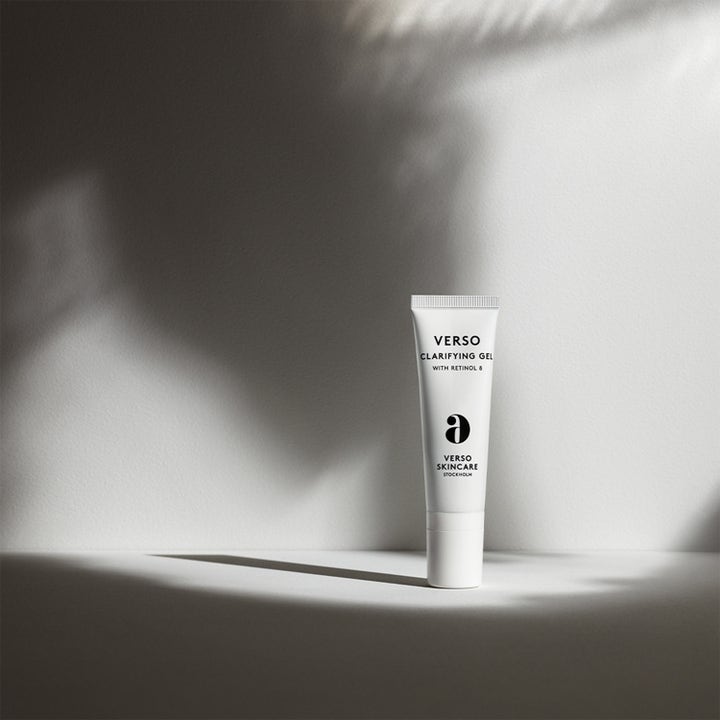 Verso N°6 Clarifying Gel With Retinol 8 30 ml puhdistava kasvogeeli valkoisessa tuubissa varjoisalla taustalla.