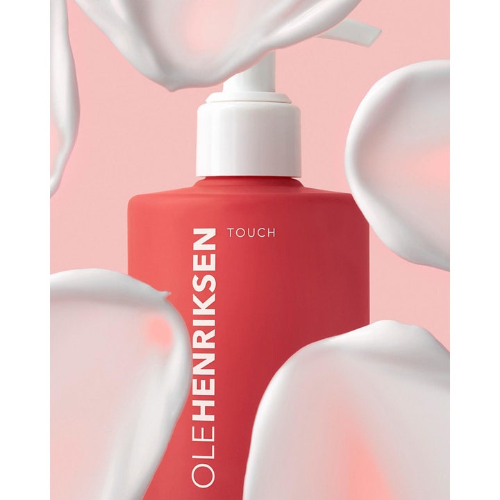 Ole Henriksen Touch Nourishing Body Lotion 400 ml kosteuttava vartalovoide punaisessa pullossa valkoisin voidepyyhkäisyin.