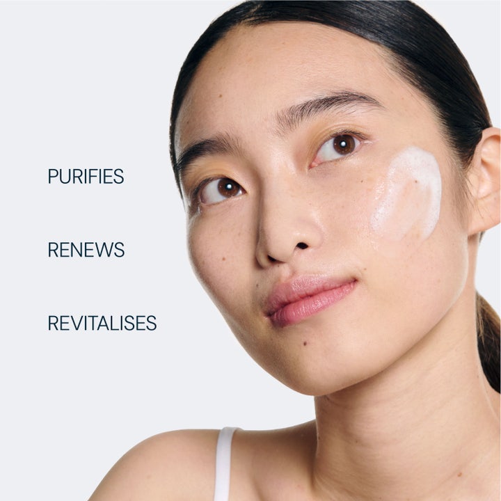Elemis Dynamic Resurfacing Facial Wash 200 ml puhdistusgeeli uudistaa ihoa, nainen ja teksti Purifies Renews Revitalises