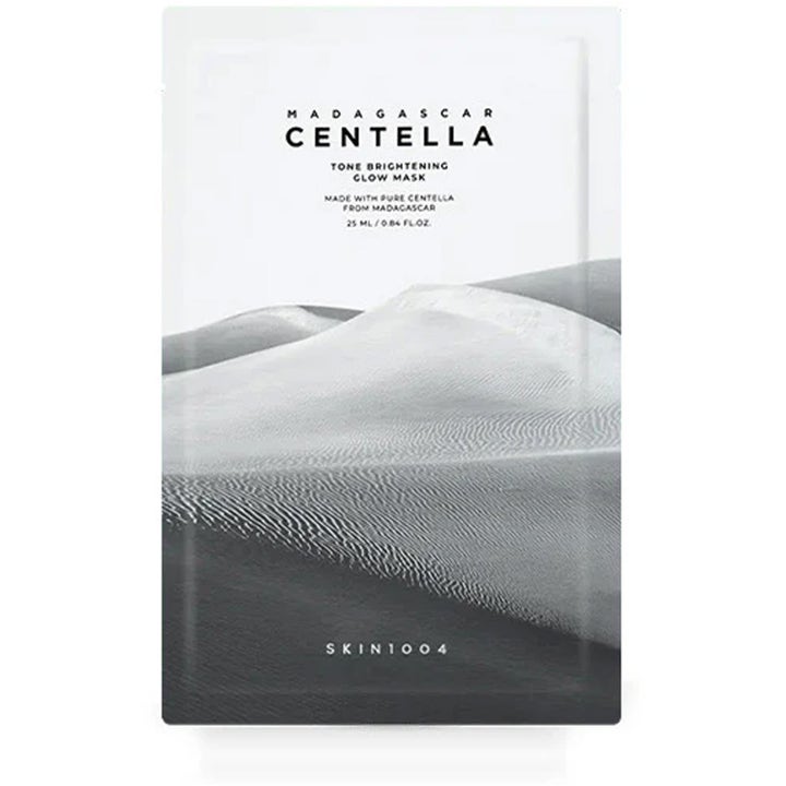 SKIN1004 Madagascar Centella Tone Brightening Glow Mask 25 ml kirkastava kangasnaamio hiekkadyynikuviolla