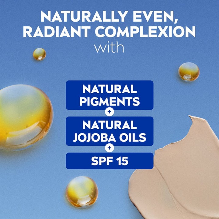 Nivea BB Tinted Moisturiser SPF 15 Light 50 ml sävyttävä päivävoide tuo heleyttä vaalealla voiteella ja jojobaöljyllä.