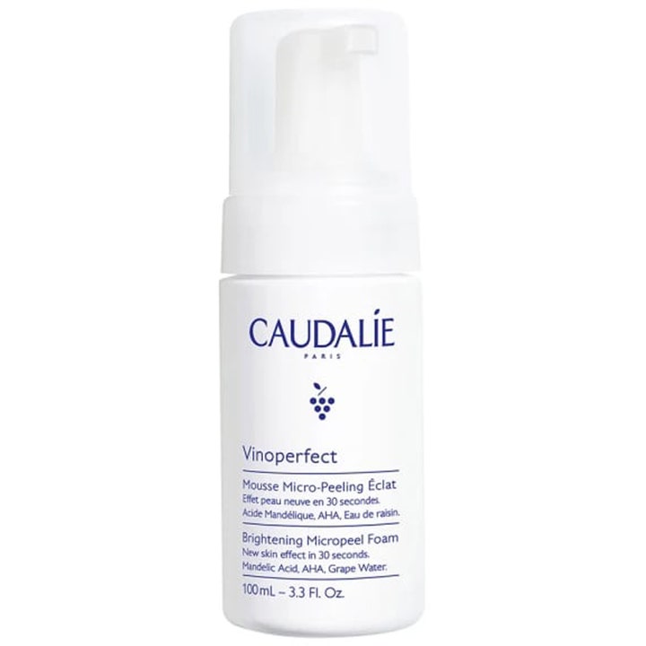 Caudalie Vinoperfect Brightening Micropeel Foam 100 ml kirkastava puhdistusvaahto valkoisessa pumppupullossa