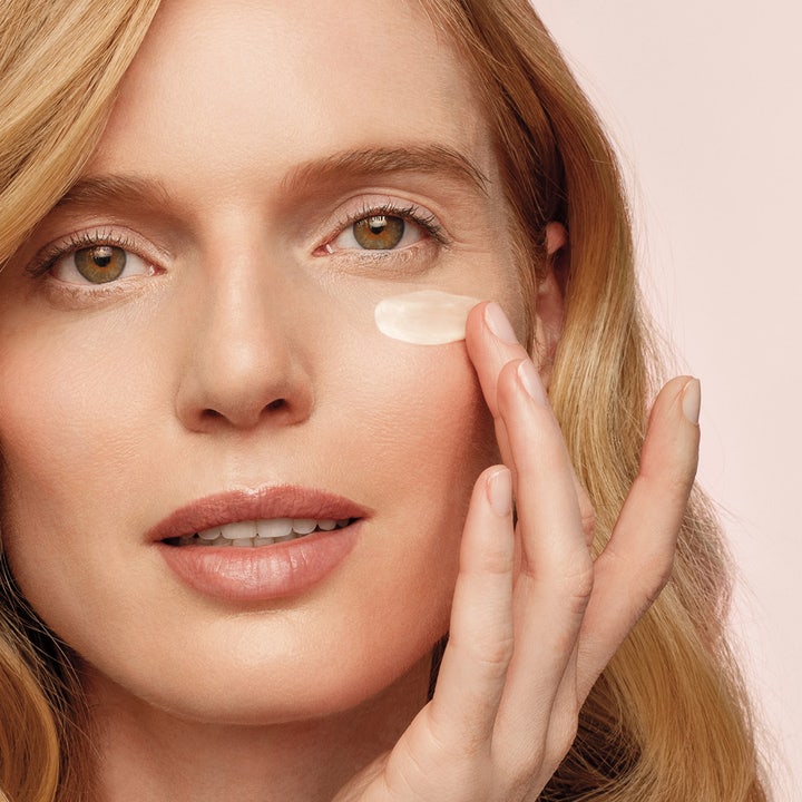 Shiseido Benefiance Neura Wrinkle Smoothing Eye Cream 15 ml ryppyjä silottava voide jota nainen levittää iholle.