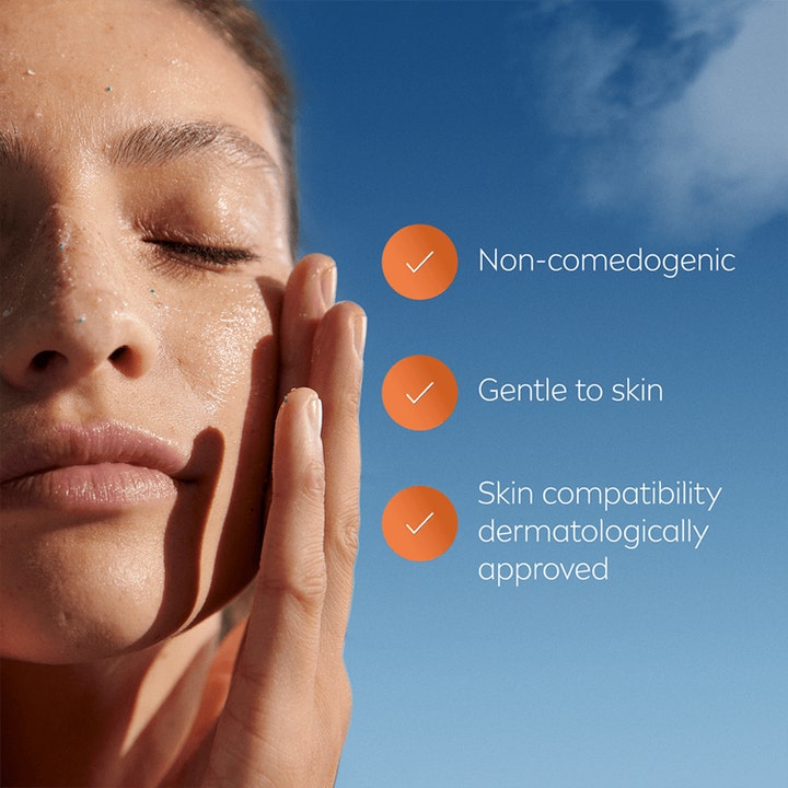 NIVEA Derma Skin Clear Anti-Blemish Scrub 150 ml kuorintavoide kasvoilla ja tuotteen hyödyt listattuna.