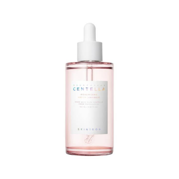 SKIN1004 Madagascar Centella Poremizing Fresh Ampoule 100 ml supistava seerumi vaaleanpunaisessa lasipullossa.