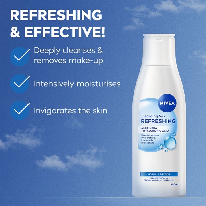 NIVEA Cleansing Milk Refreshing 200 ml puhdistusemulsio valkoisessa pullossa sinistä taivasta vasten