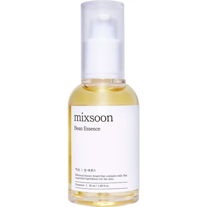 Mixsoon Bean Essence 50 ml ihoa kirkastava hoitoneste kirkkaassa pumppupullossa jossa on kullankeltaista nestettä