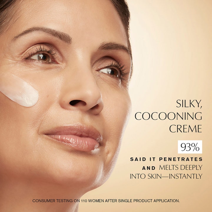 Estée Lauder Revitalizing Supreme+ Youth Power Creme 30 ml silkkisen tuntuinen kasvovoide naisen kasvoilla.