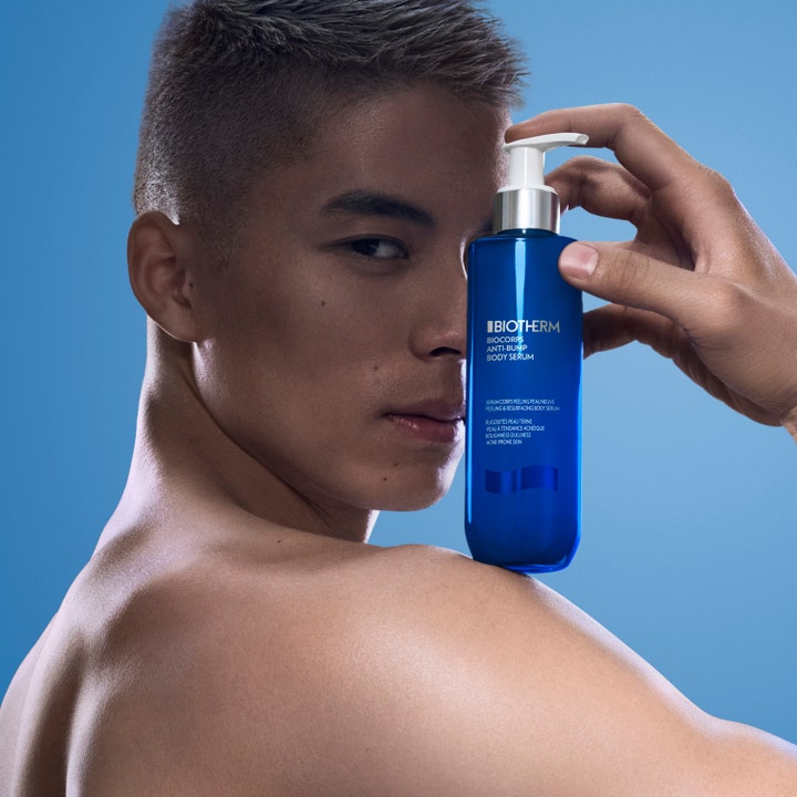 Biotherm Biocorps Body Serum 200 ml tasoittava vartaloseerumi sinisessä pumppupullossa miehen pitelemänä.
