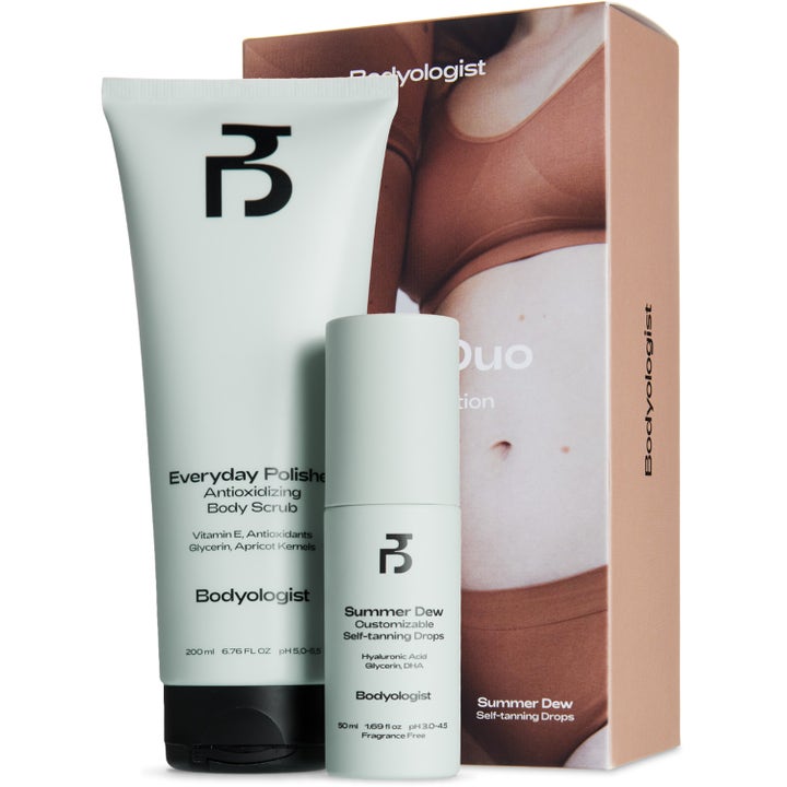Bodyologist Glow Duo 200 ml ja 50 ml heleyttävä setti sisältää vartalon kuorinnan ja itsetuskettavat tipat vaaleissa pakkauksissa.