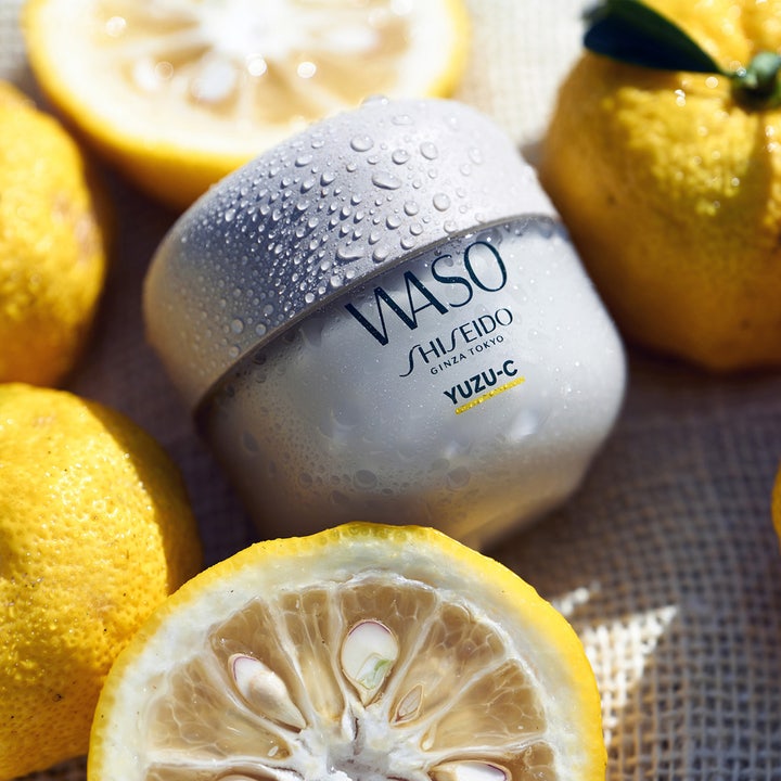 Shiseido Waso Yuzu-C 50 ml kirkastava yönaamio vesipisaraisessa purkissa yuzu-hedelmien ympäröimänä.