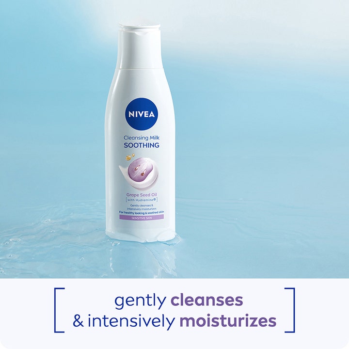 NIVEA Cleansing Milk Soothing 200 ml rauhoittava puhdistusemoosio valkoisessa pullossa vesitaustalla