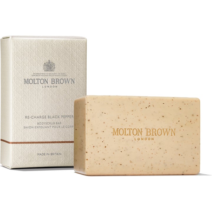 Molton Brown Re-charge Black Pepper Bodyscrub Bar 250 g kuoriva saippua rakeilla ja beige kuvioitu pakkaus