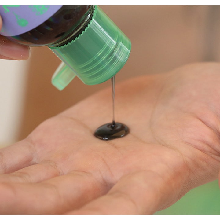 Chasin' Rabbits Mindful Bubble Cleanse 200 ml syväpuhdistava puhdistusgeeli valuu mustana kämmenelle vihreästä pullosta.