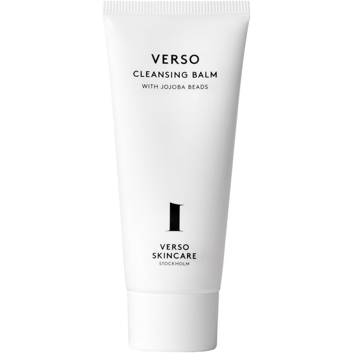Verso Cleansing Balm puhdistusbalmi puhdistaa ja kirkastaa ihoa valkoisessa tuubissa jossa on musta numero yksi.