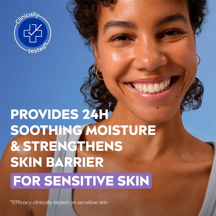 NIVEA Soothing Day Cream 50 ml rauhoittava päivävoide, kuvassa hymyilevä nainen ja teksti 24h moisture herkälle iholle.
