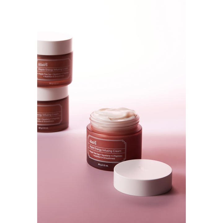 Klairs Maple Energy Infusing Cream 60 g ravitseva kasvovoide avatussa ruskeassa purkissa, jossa kermainen koostumus näkyy.