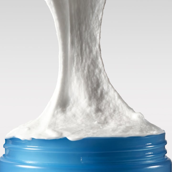 Dr. Ceuracle Hyal Reyouth Melting Foaming Balm 100 ml puhdistusaineen venyvä ja täyteläinen vaalea koostumus.
