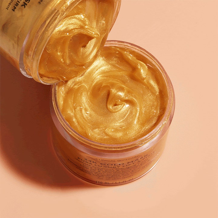 Peter Thomas Roth 24k Gold Mask 150 ml ylellinen kasvonaamio, jonka paksu kultainen koostumus kimaltelee purkissa.