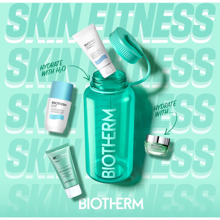 Biotherm Aqua Drop Set kosteuttava ihonhoitosetti sisältää tuotteita turkoosin vesipullon ympärillä mintunvihreällä taustalla.
