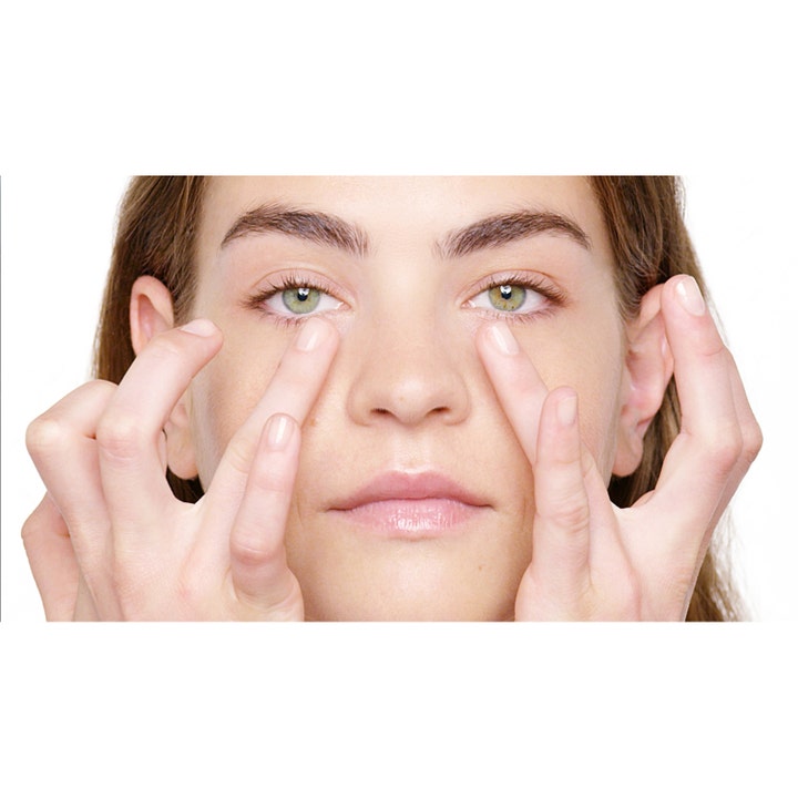 Clinique Moisture Surge Eye 96H Hydro-Filler 15 ml kosteuttava silmänympärysvoide levitettynä sormin iholle.