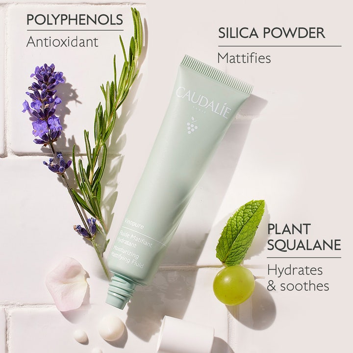 Caudalie Vinopure Moisturizing Mattifying Fluid 40 ml mattaistava fluidi tuubissa yrttien ja viinirypäleen ympäröimänä.