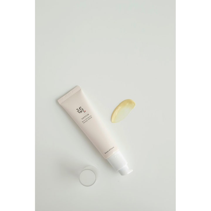 Beauty of Joseon Revive Eye Serum Ginseng + Retinal silmänympärysvoide tuubissa ja kellertävä voidenäyte.