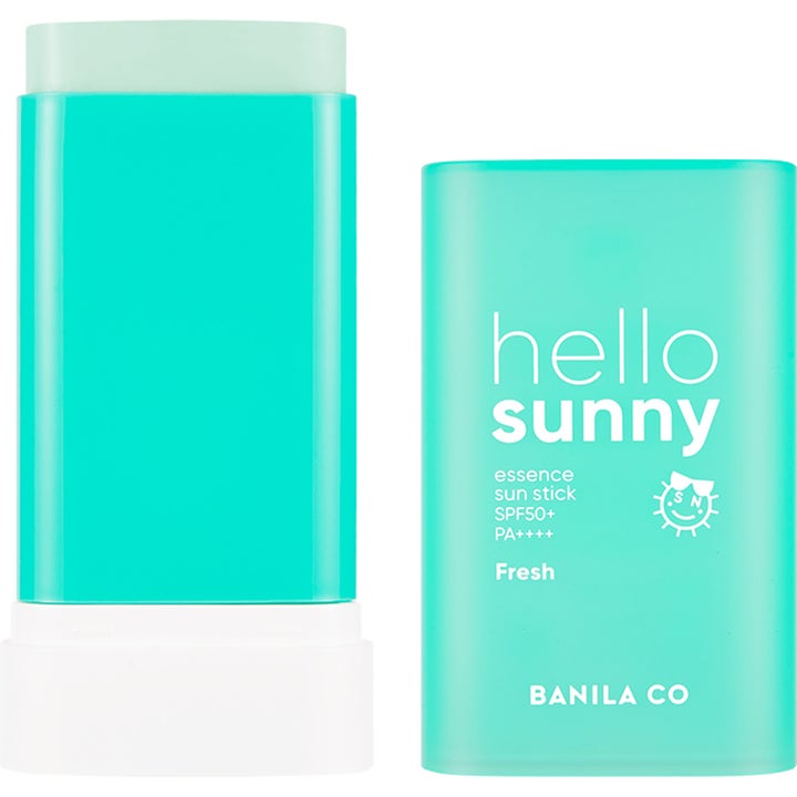Banila Co Hello Sunny Essence Sun Stick SPF50+ 18,5 g aurinkosuojapuikko kasvoille turkoosi hylsy ja vaaleanvihreä voide