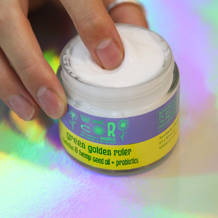 Chasin' Rabbits Green Golden Ruler 100 ml kasvovoide purkissa, josta sormi ottaa valkoista voidetta.