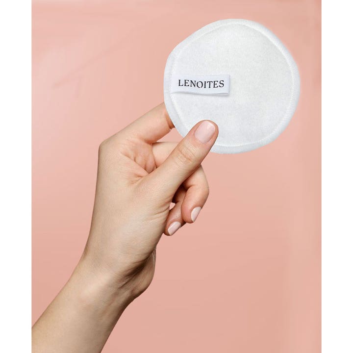 Lenoites Pure Premium Organic Reusable Rounds 5 kpl puhdistaa kasvot. Käsi pitelee valkoista pehmeää kestovanulappua.