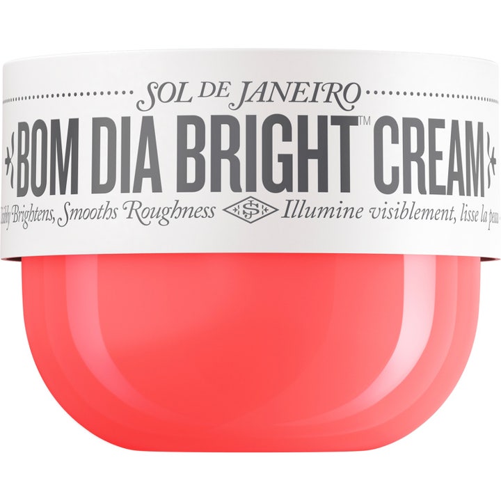 Sol de Janeiro Bom Dia Bright Cream kirkastava vartalovoide kirkkaassa korallinvärisessä purkissa.