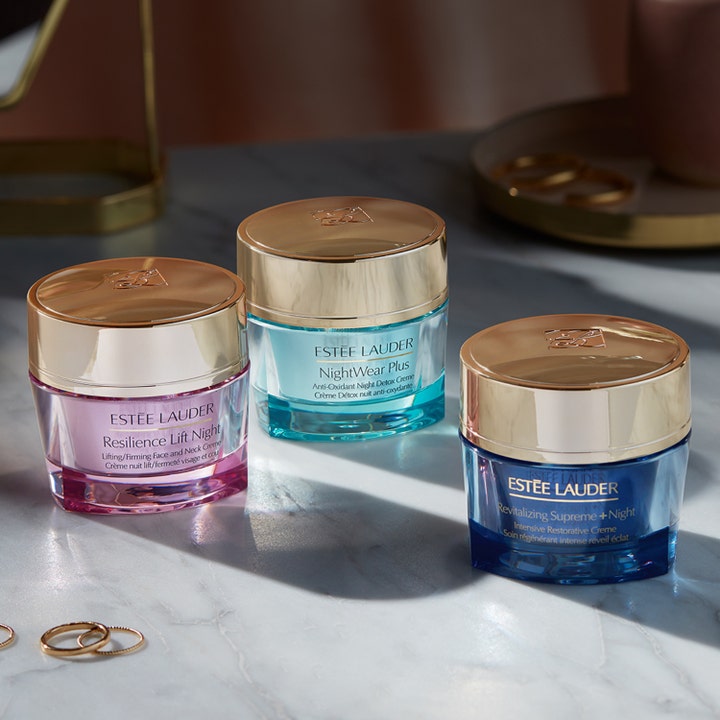 Estée Lauder NightWear Plus 50 ml nattvoide muiden kasvovoiteiden joukossa kultaisin kansin.
